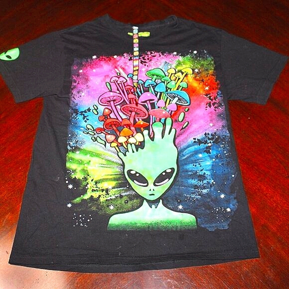 Psychedelic Alien Graphic Tee – Trippy Mushroom Art, Handmade Zinose M Rare